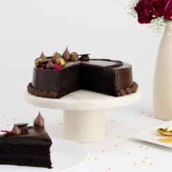 Blissful Chocolate Cake Blooming Pink Roses Bouquet